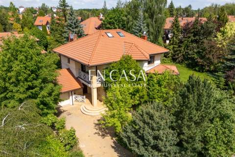 Konstancin Strefa A. Ponadczasowy dom na osiedlu