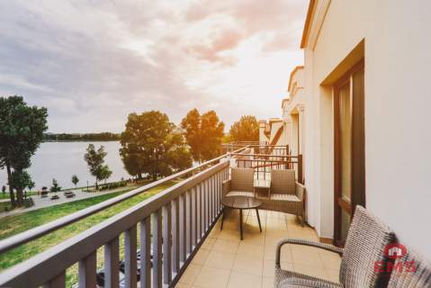 Dwupoziomowy Apartament z Panoramą na Jezioro