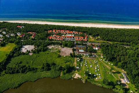 Dom sąsiadujący z plażą na osiedlu rezydencyjnym