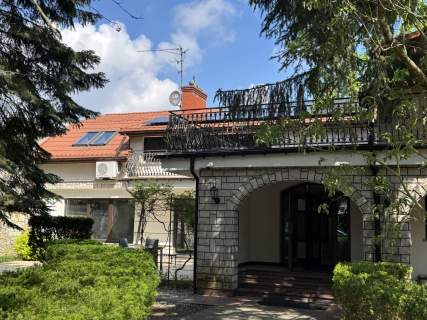 Dom wolnostojacy w Radości posród sosen w ok. ul. Bajkowa
