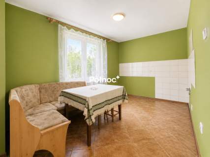 Dom z 35-arową działką i 3 garażami
