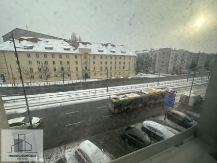 Kamienica, 2 pokoje z mozliwoscia 3, oddzielna kuchnia obok Placu