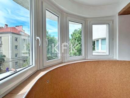 Piękny budynek Blok cegła Balkon Parking Film