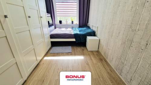 Dwa pokoje z miejscem postojowym i balkonem