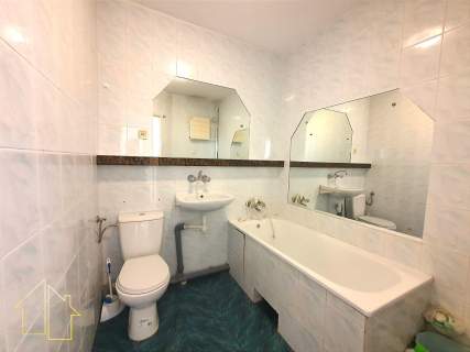 Dwupoziomowe mieszkanie z dużym potencjałem aranżacyjnym na os