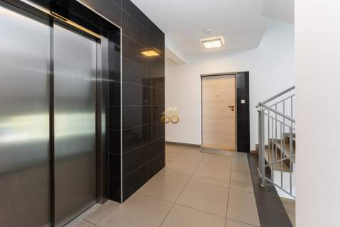 przestronny salon/nowe budownictwo/miejsce w hali