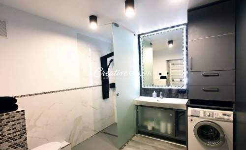 Apartament w sercu miasta z pełną infrastrukturą.