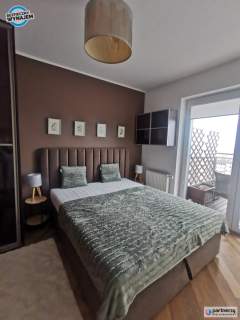 Eleganckie mieszkanie z 2 balkonami obok plaży 