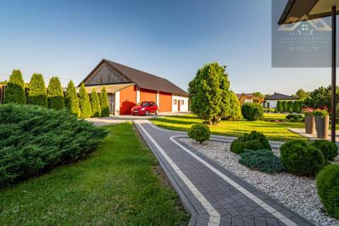Solidny dom do zamieszkania budynki gospodarcze