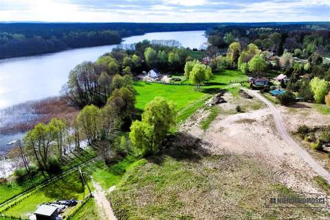 Pięknie położone działki budowlane nad jeziorem.