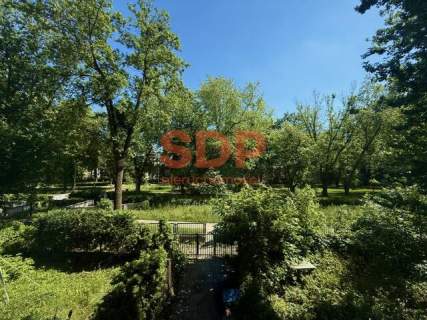Kawalerka z widokiem na park 