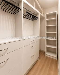 Nieruchomość komercyjna na sprzedaż, 400 m2, Próba