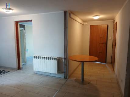Dom z dużym budynkiem gospodarczym