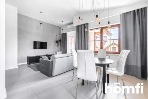 Nowoczesny apartament z klimatyzacją i balkonem.