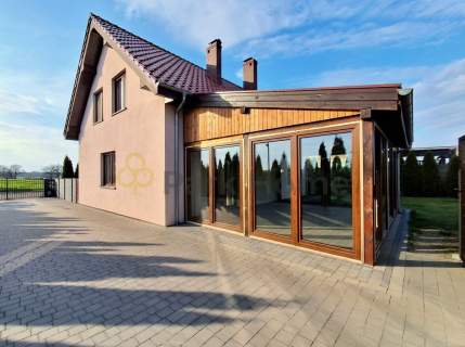 Ogrod zimowy, jacuzzi i dom gotowy do zamieszkania