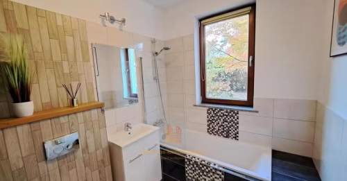 Apartament 2-pokoje z ogródkiem, komórką i garażem