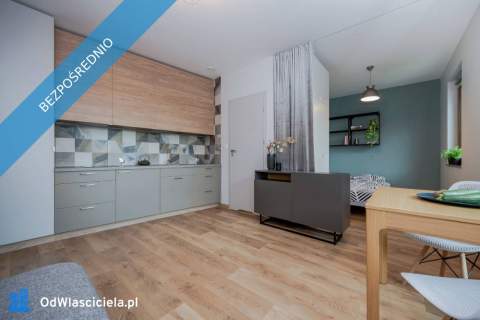 Sofa i łóżko w mieszkaniu z widokami na zieleń. Bezczynszowe....