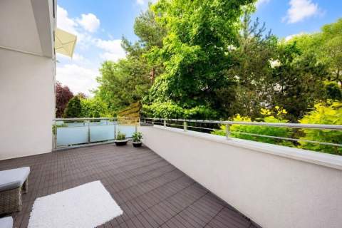 Apartment with Green Terrace Pool Gym Consierge