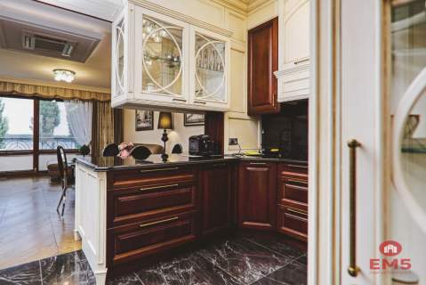 Dwupoziomowy Apartament z Panoramą na Jezioro