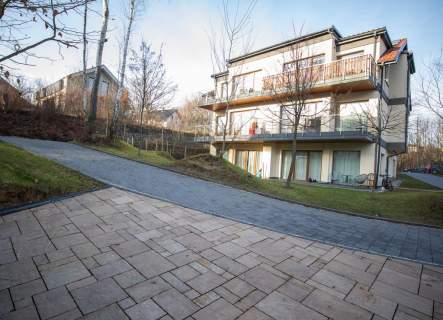 Przestronny apartament w zielonej okolicy