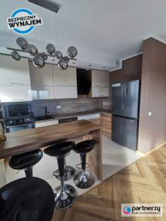 Eleganckie mieszkanie z 2 balkonami obok plaży 