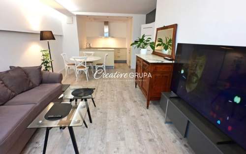 Apartament w sercu miasta z pełną infrastrukturą.
