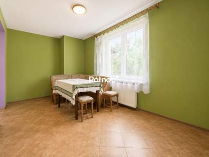 Dom z 35-arową działką i 3 garażami