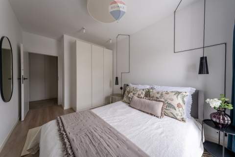 Apartamentowiec, umeblowane, okna na skwer, 2 pok.