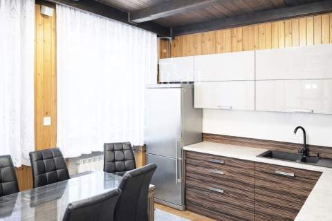 Dom dwupiętrowy z garażem ogrodem, strychiem 136m2