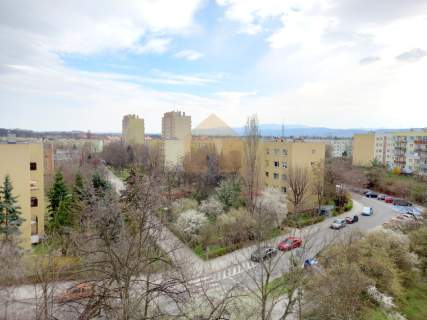 Trzypokojowe mieszkanie z balkonem z klimatyzacją
