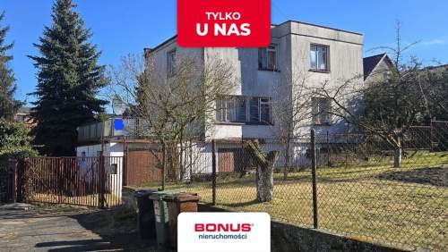Dom wolnostojący z garażem i bud. gospodarczym.