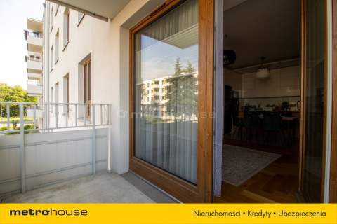 3 pokojowe mieszkanie, garaż, komórka, balkon.