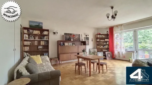 Duży dom z sauną i z basenem w ogrodzie.