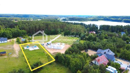 Działka z rozpoczętą budową 130 m od jeziora.