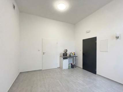 Lokal na parterze z witryną do własnej aranżacji