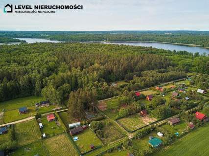 Działka nad jeziorem z domkiem