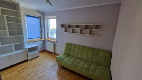 Luźna zabudowa, jedynie 3 wieżowce na osiedlu.