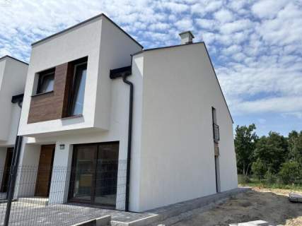 Nowoczesny dom w zabudowie bliźniaczej z pompą ciepła i kl