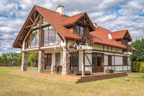 Dom nad jeziorem Dargin, Szlak WJM, Yacht Club