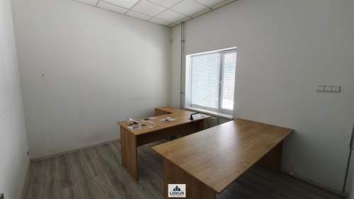 Magazyn z biurami 3 bramy parking plac