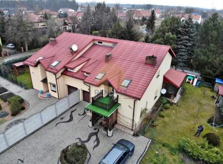 Atrakcyjny dom w Księginicach w otoczeniu drzew