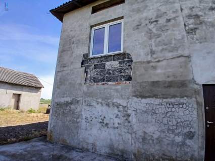 Dom z dużym budynkiem gospodarczym