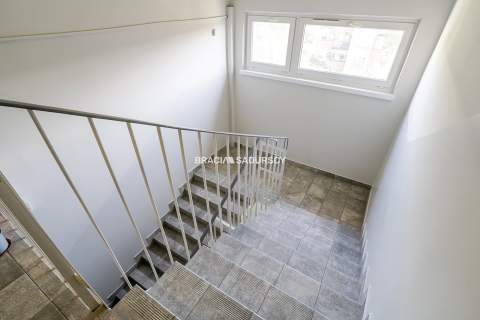 Balkon, blisko tramwaj,dwa pokoje do remontu