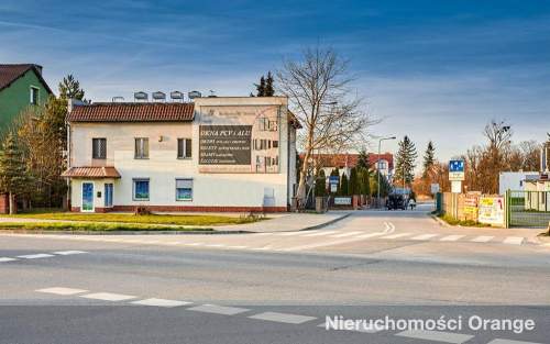 Budynek biurowy w pobliżu stacji kolejowej