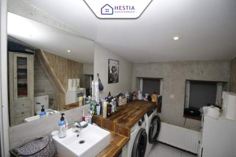 Cztery pokoje - kamienica w centrum miasta.