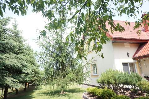 Wolnostojący, ZADBANY w pięknym ogrodzie.