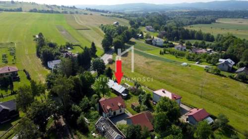 KLIMATYCZNY DREWNIANY DOM Z ZABUDOWANIAMI GOSPODARCZYMI, GORZYCE,...