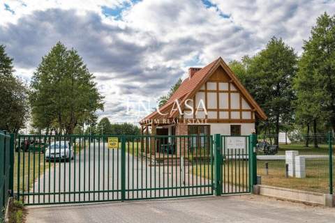 Dom nad jeziorem Dargin, Szlak WJM, Yacht Club