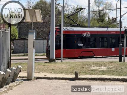M. w ładnym bloku na pełnym zieleni Rakowie