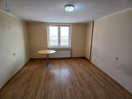 Dom z dużym budynkiem gospodarczym